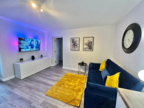 Town Centre Apartment - Minutes Walk to Beach - Free Parking - Sleeps 4